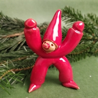 rød glaseret keramik nisse stående med hænderne i vejret dansk julepynt 